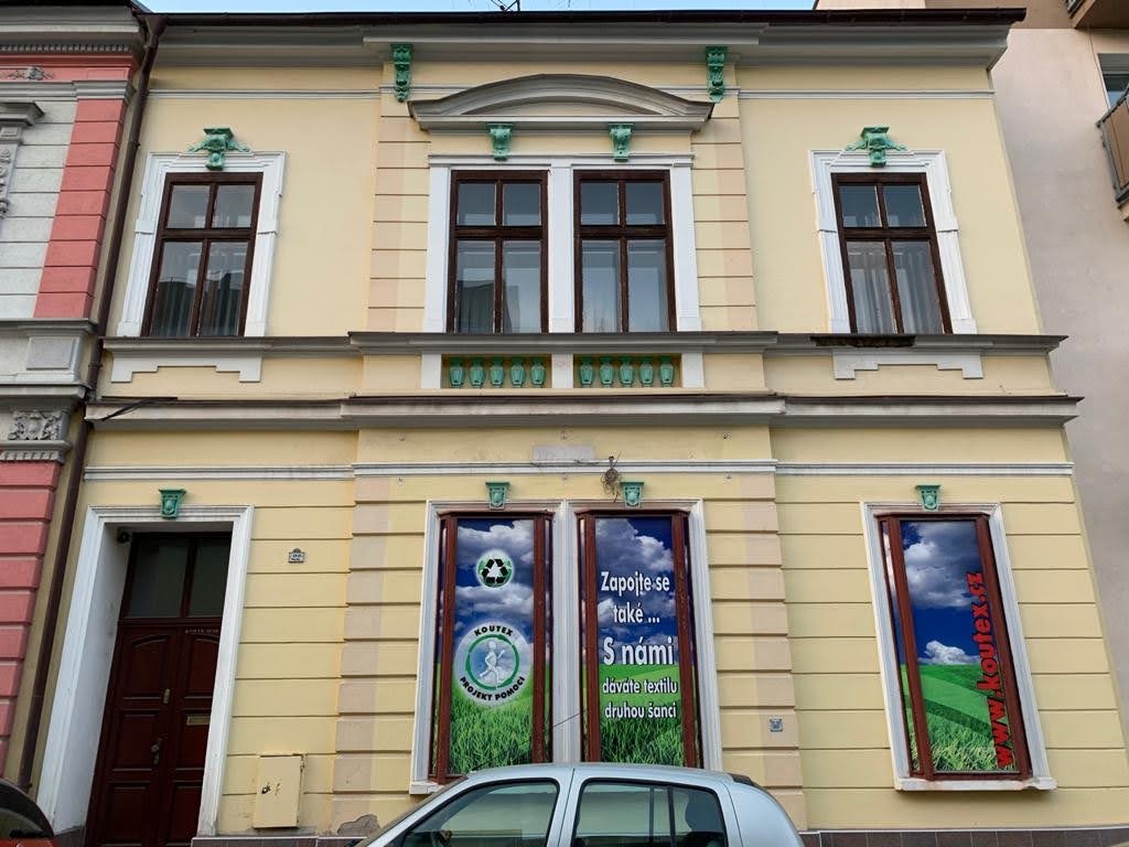 dvě budovy (řadový dům a samostatná přístavba) + dvorek