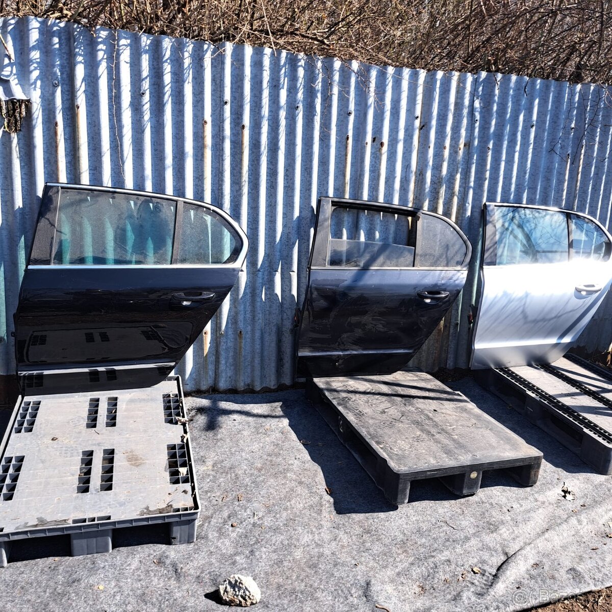 Zadní levé dveře skoda superb 2 liftback 1. Černé top stav