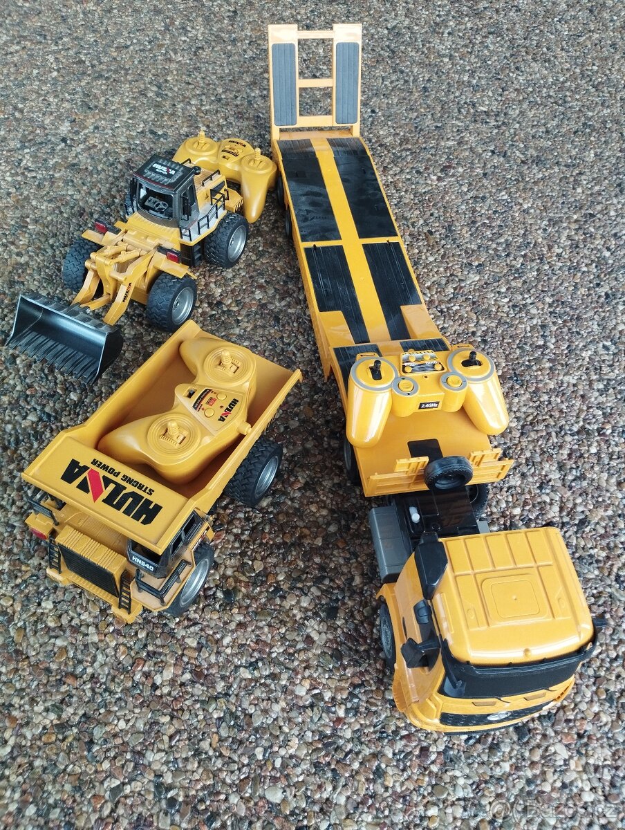 RC tahač s návěsem, stavební stroje