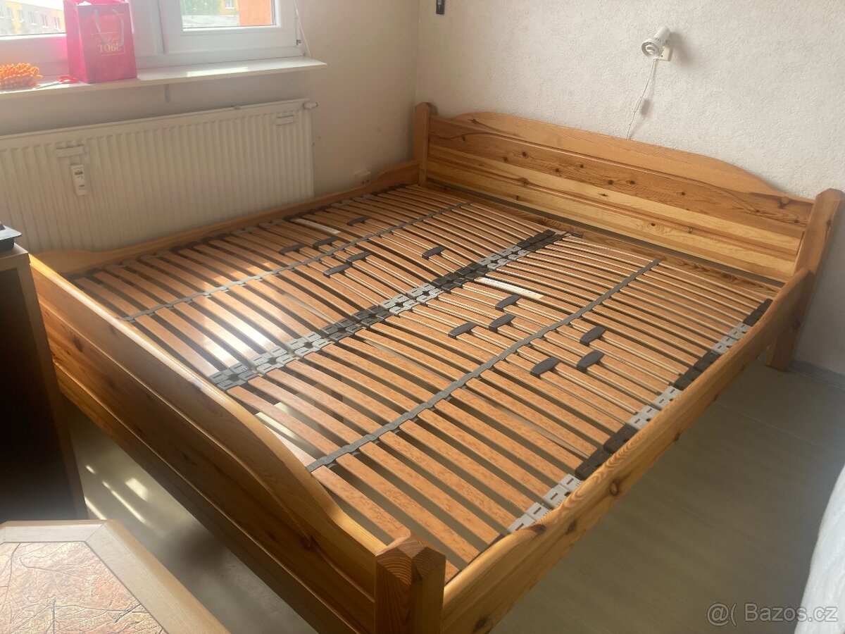Manželská postel z masivu + rošty