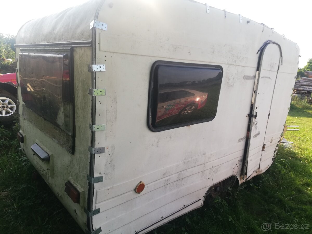 Obytný přívěs karavan