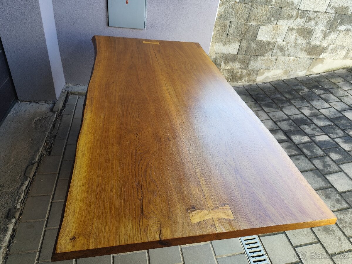 Masivní dubový stůl