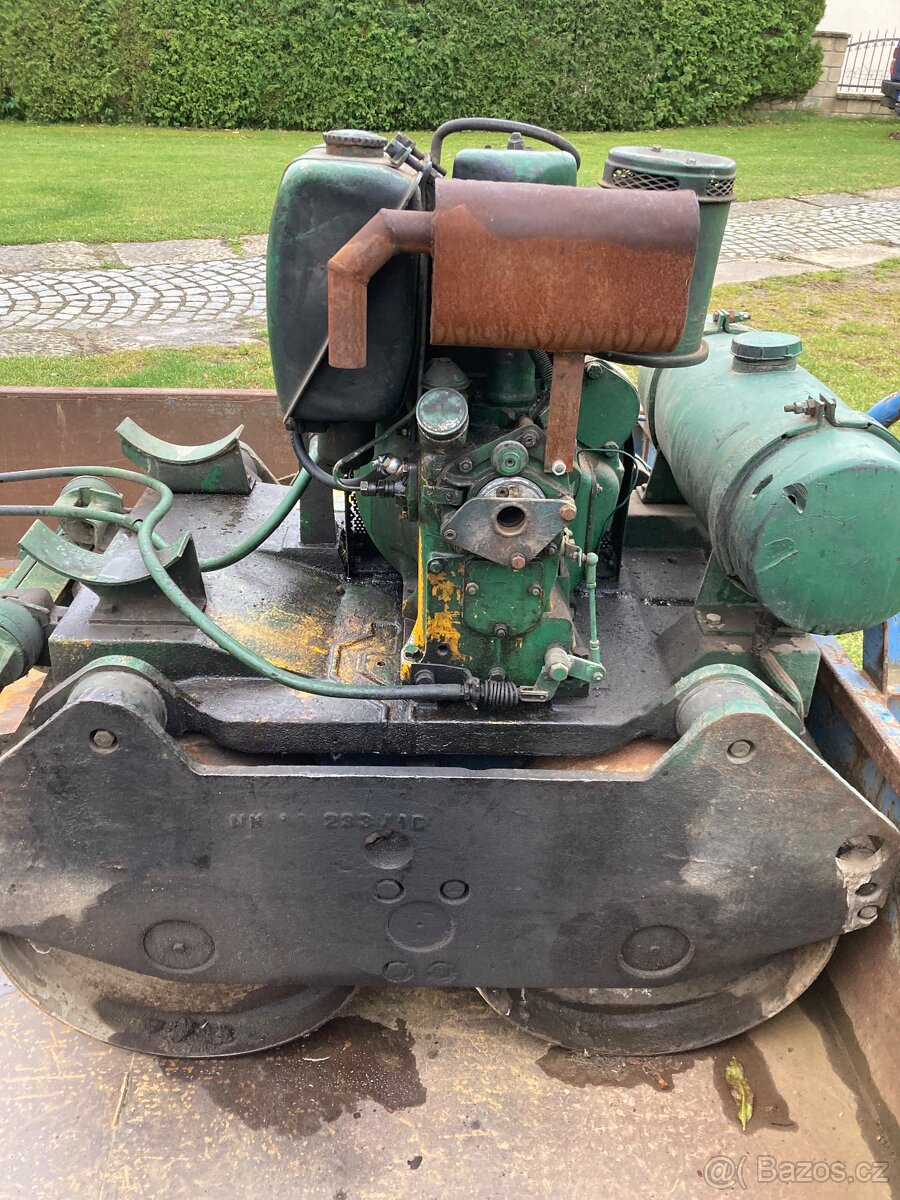 RUČNÍ VIBRAČNÍ VÁLEC