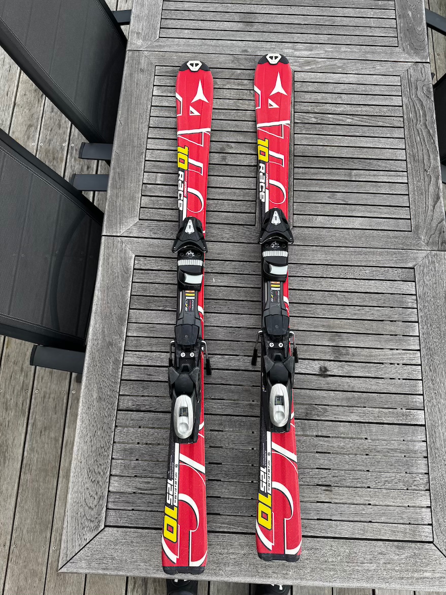 Prodám juniorské lyže ATOMIC RACE 10