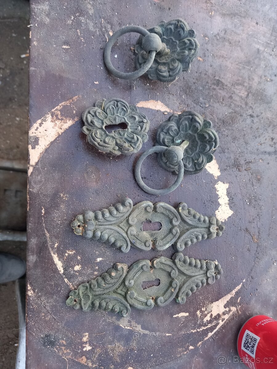 Ozdobne kovani ze stare drevene skrine se suplikem