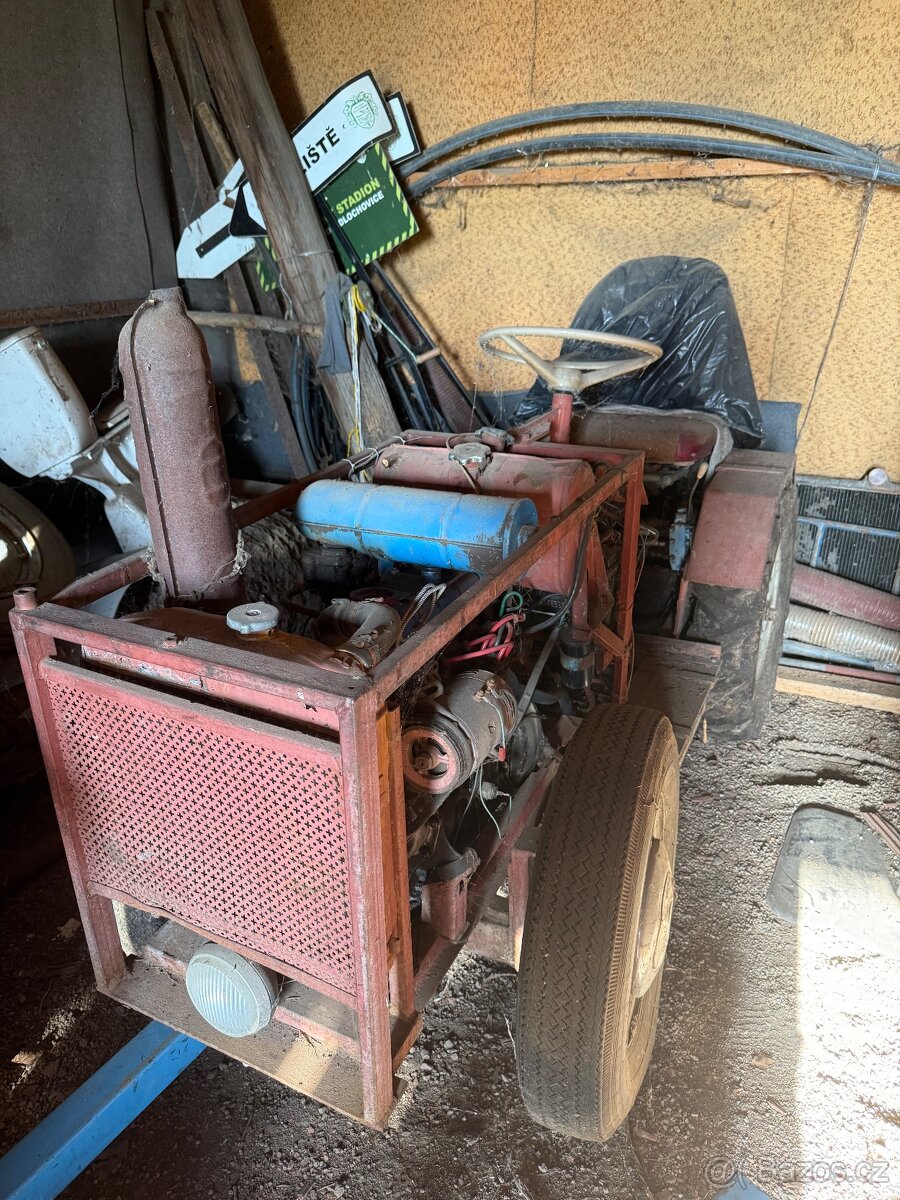 Prodám traktor na náhradní díly