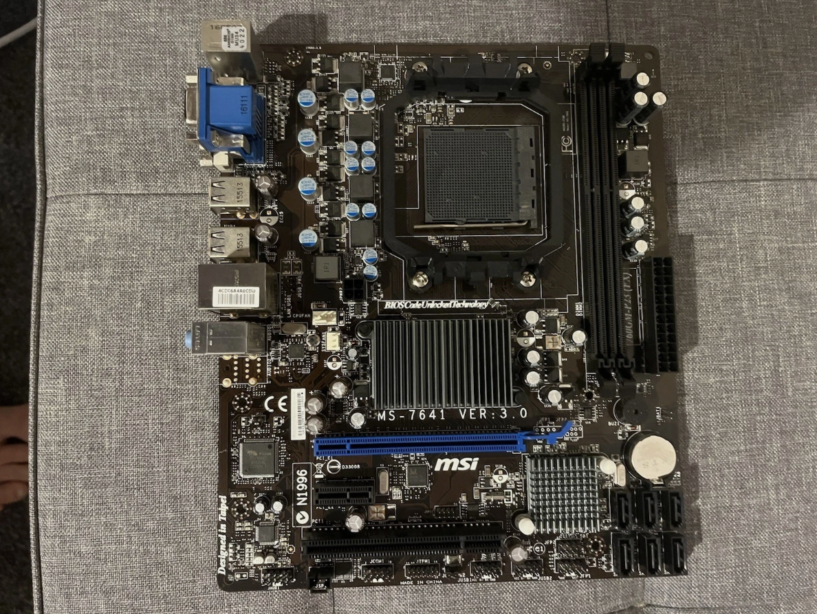 AM3+ MSI MS-7641,podporuje až 8 jadra FX. AM3+