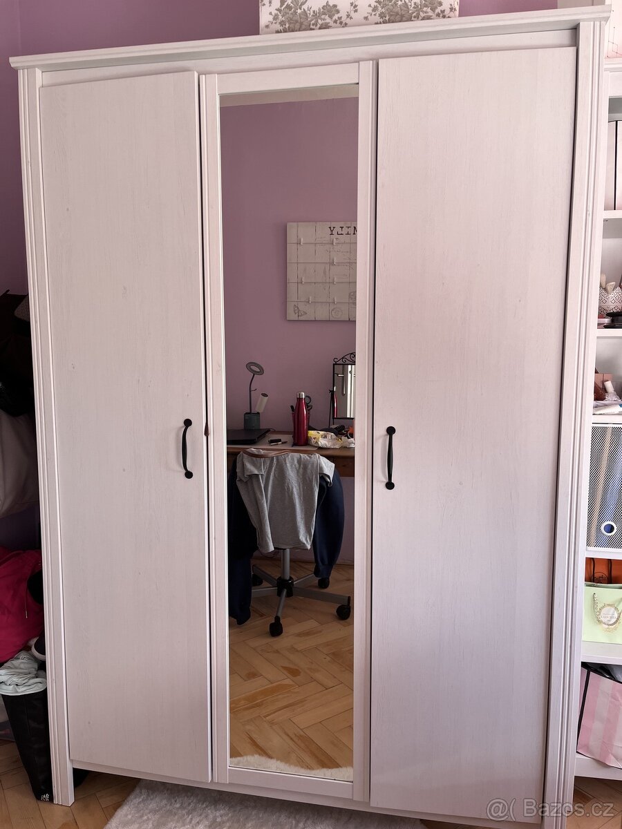 skříň na oblečení