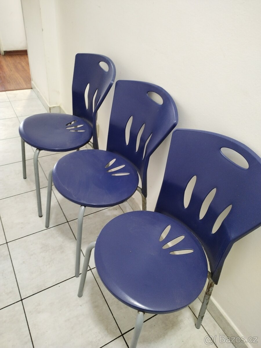 Plastove Židle 50 Kč /ks ( cca 15 kusu)