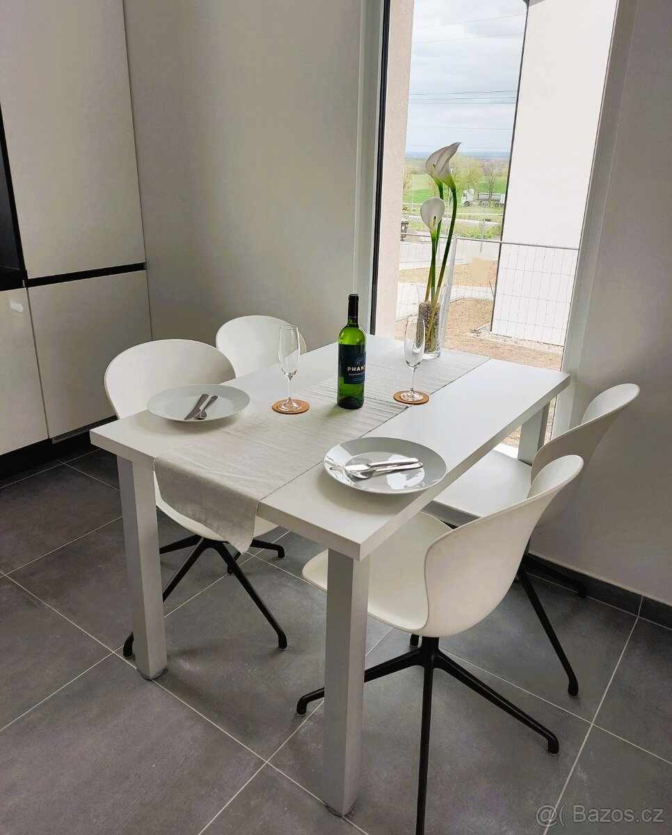 Bílé plastové designové jídelní židle 4x Decoland a stůl