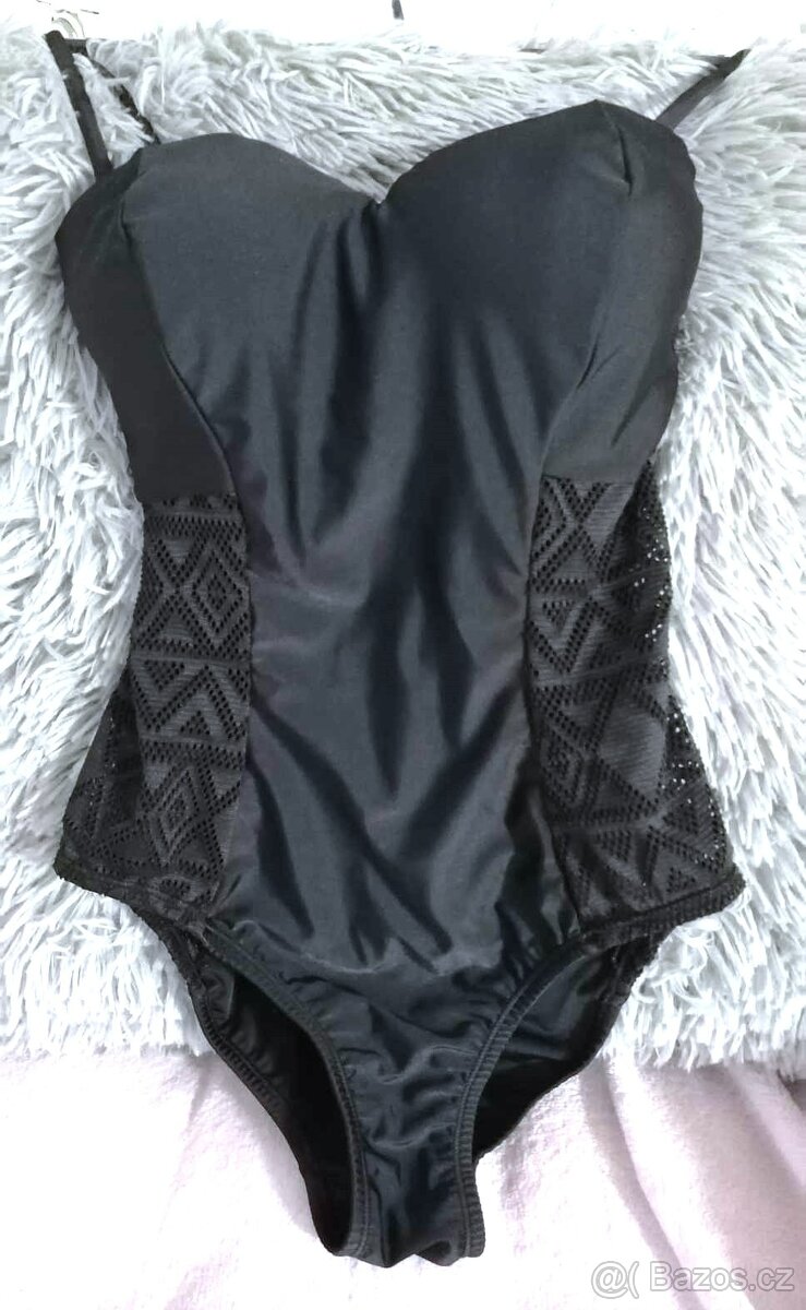 nové černé jednodílné plavky s kosticemi C, vel. S/M