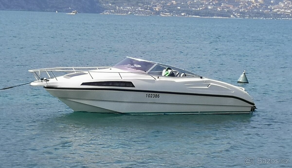 Kajutový motorový člun RIO 550 Cruiser + přepravník