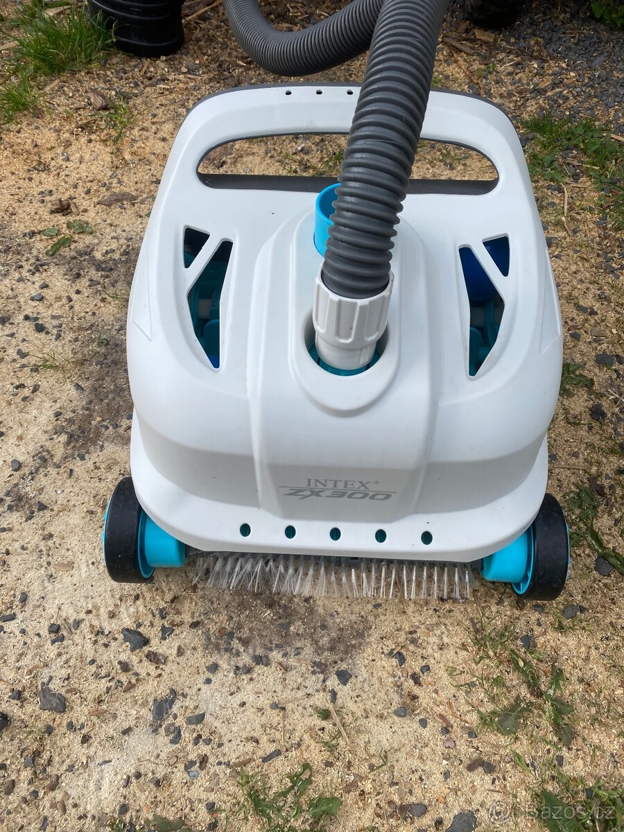 Bazénový vysavač Intex za 300