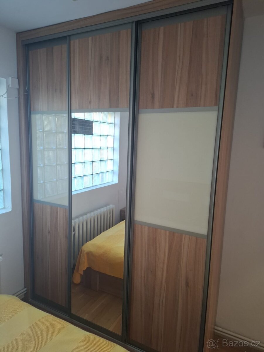 Vestavěná skříň