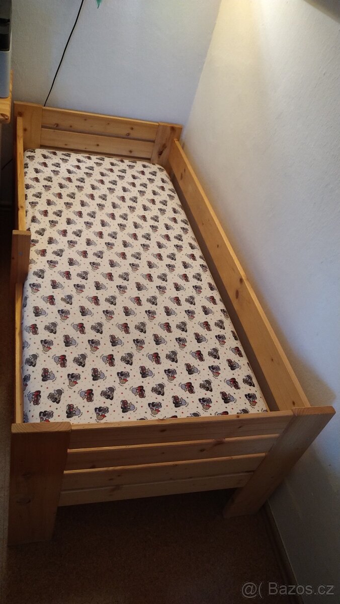 Masivní dřevěná postel s matrací