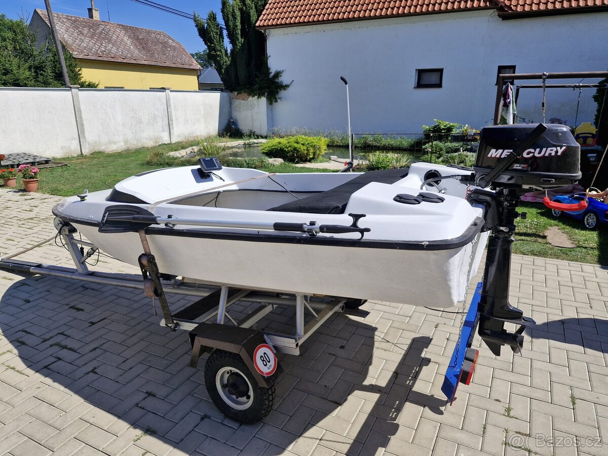 Otevřená loď i na rybaření s vozíkem