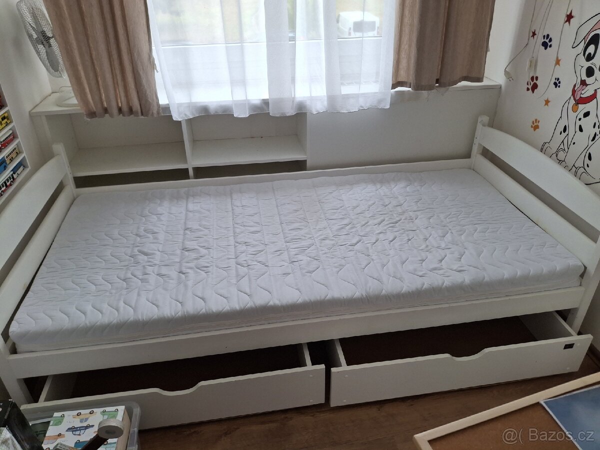 Bílá postel masiv 90x200 s šuplíky, dětskou zábranou