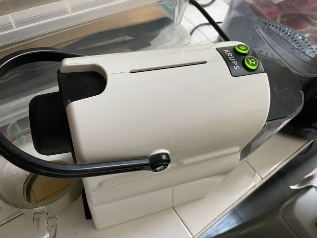 Kávovar Krups na kapsle Nespresso De'Longhi.