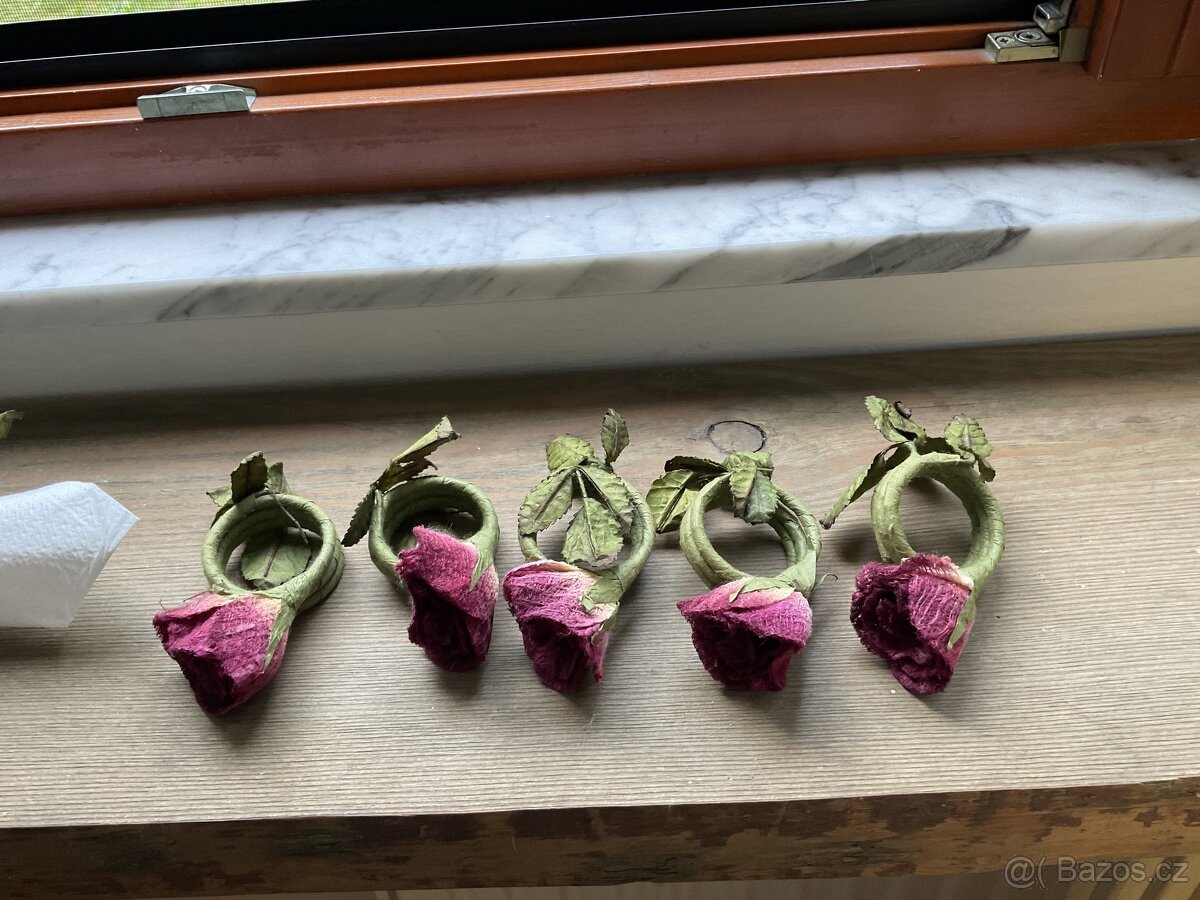 KROUŽEK NA UBROUSKY VE TVARU RŮŽE  6ks