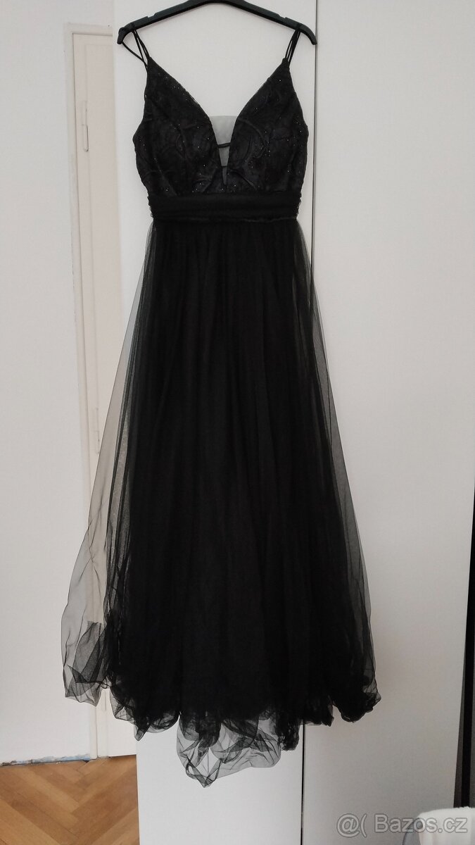 Černé plesové šaty