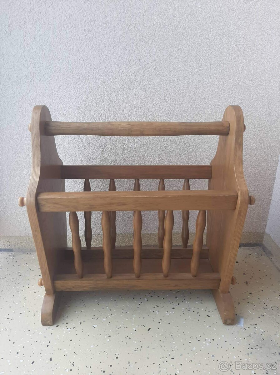 Dřevěný stojan na noviny