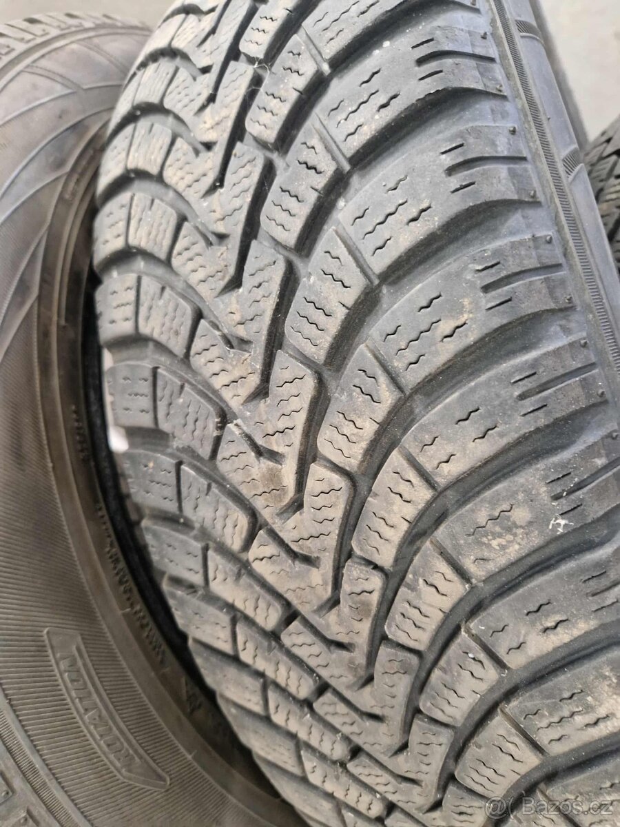 Prodám zimní pneu  Falken 215/65 R17 99H