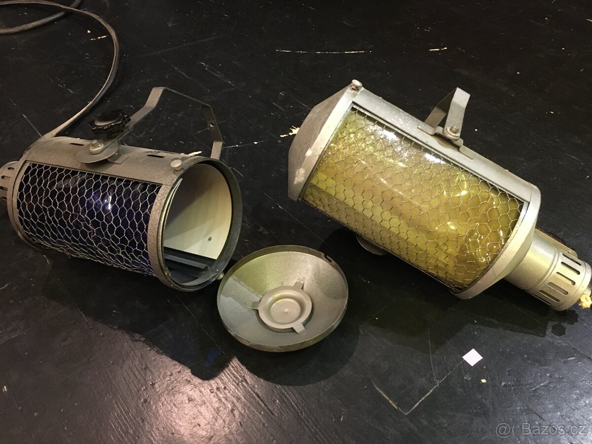 Staré divadelní reflektory z roku 1970