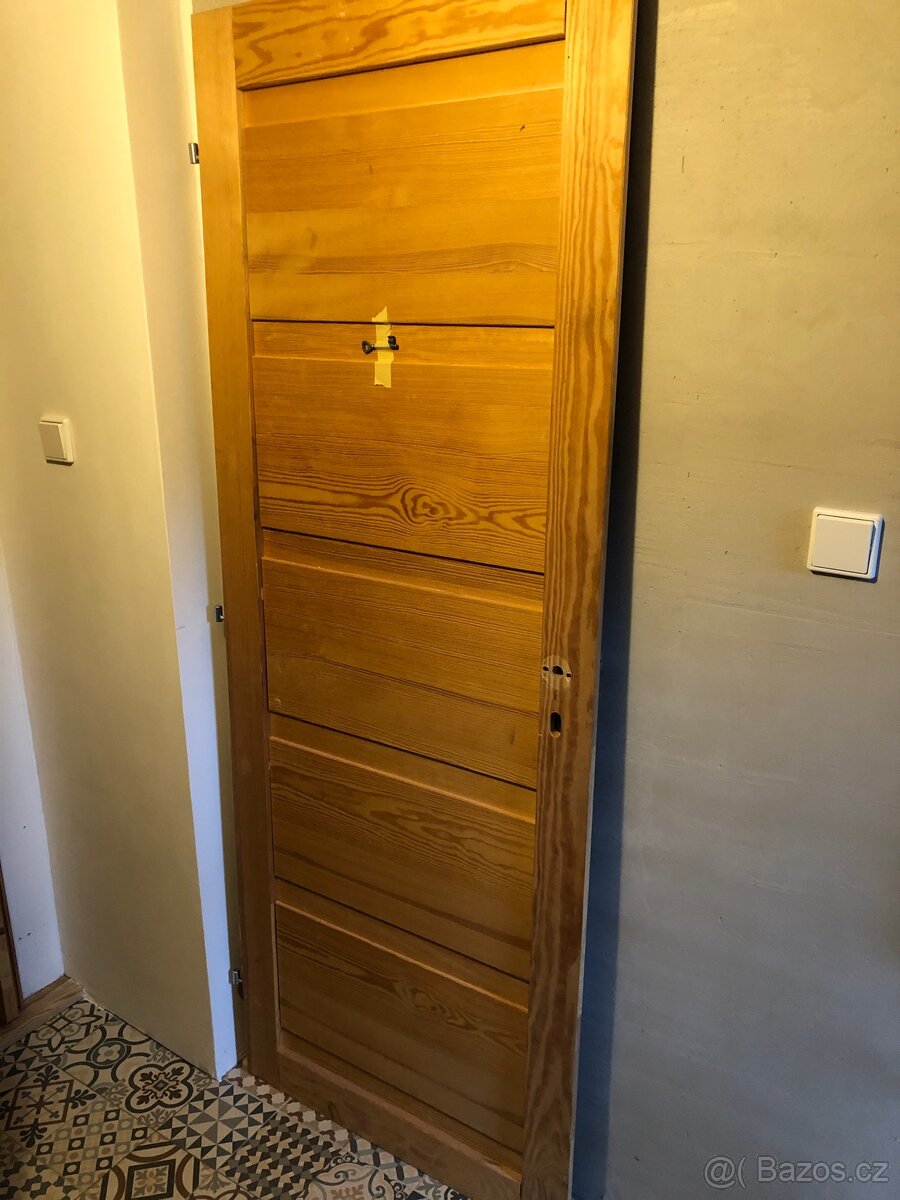 Masivní smrkové dveře