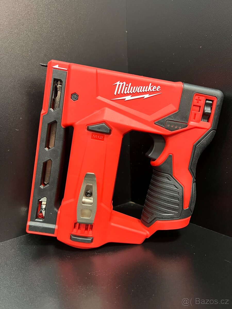 Milwaukee M12 BST-0 – Kompaktní aku sponkovačka