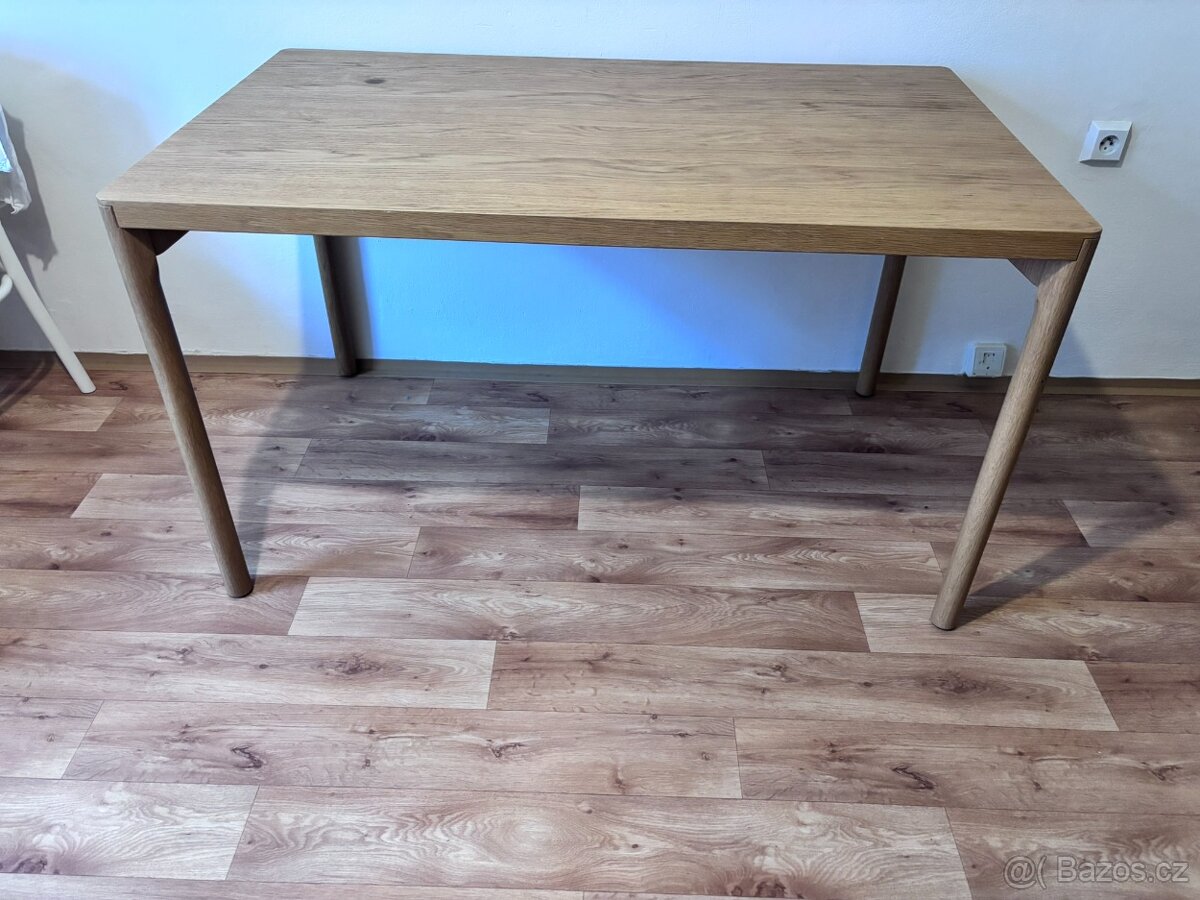 Stůl ze série Tonstad Ikea
