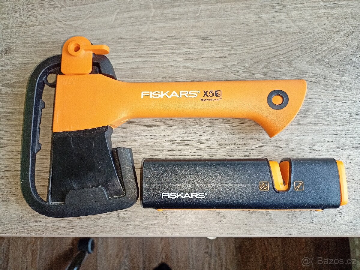 Sekera Fiskars X5 + brousek na sekera a nůž