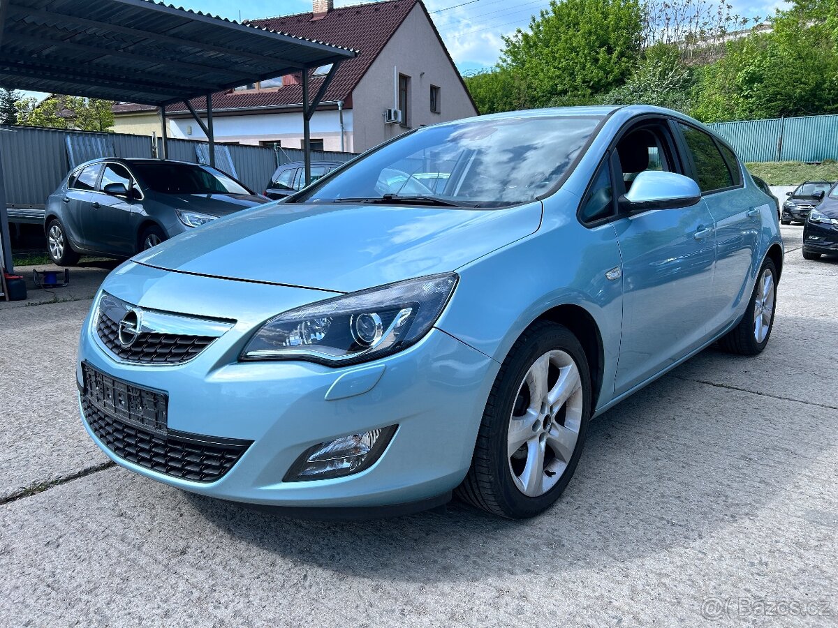 Opel Astra J 1,6 16V, 2009, tyrkysová, najeto 135.386 km