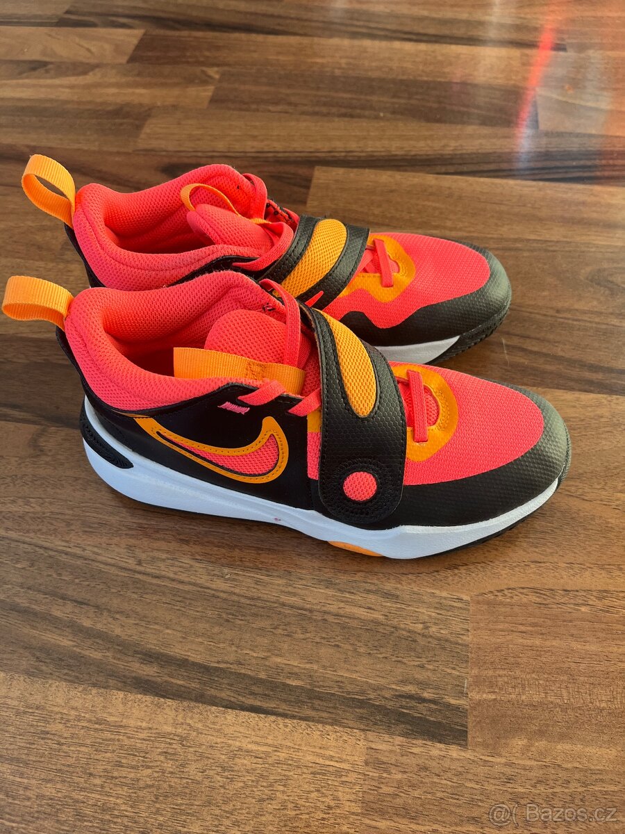 Tenisky Nike Team Hustle vel. EU 34