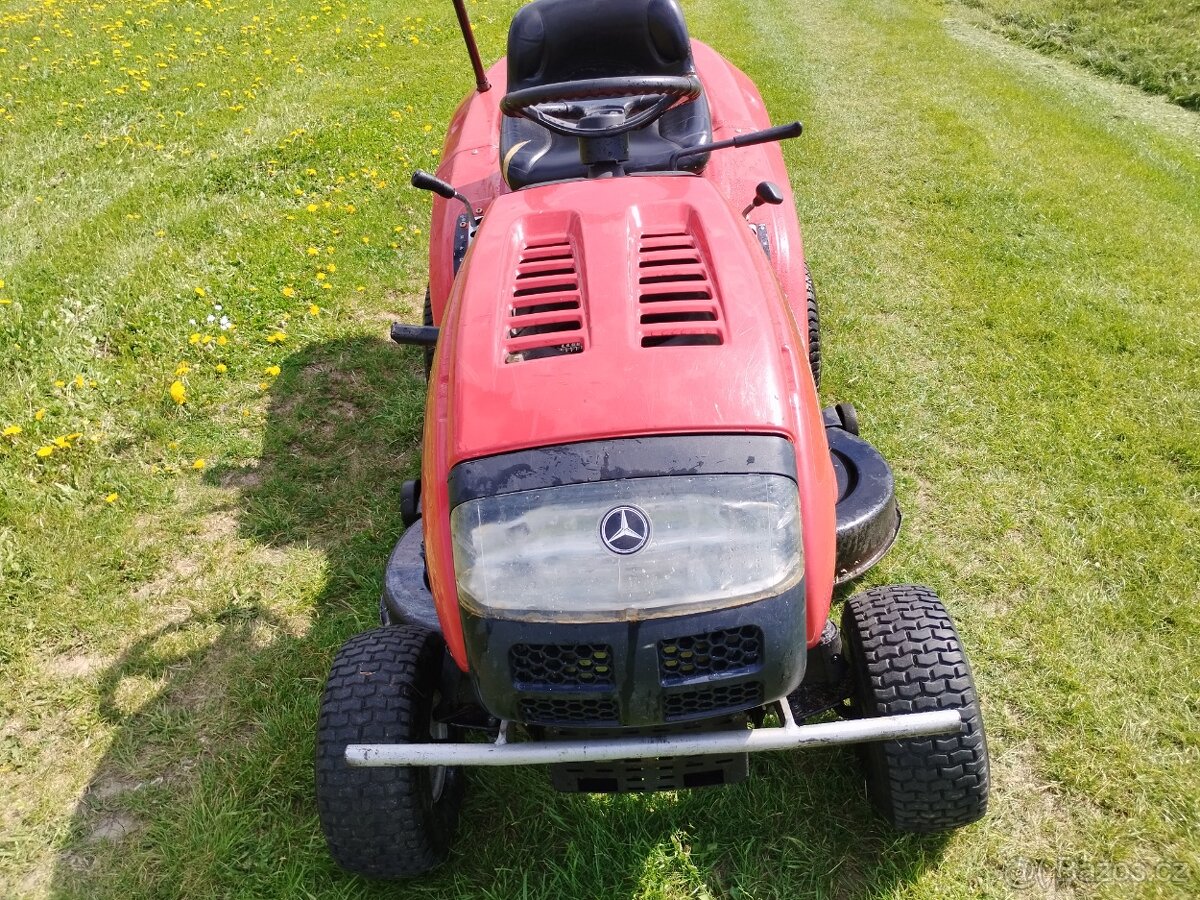 Zahradní traktor MTD