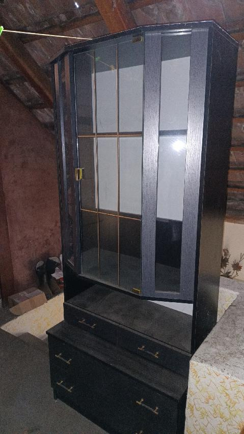 Černá obyváková stěna, starší