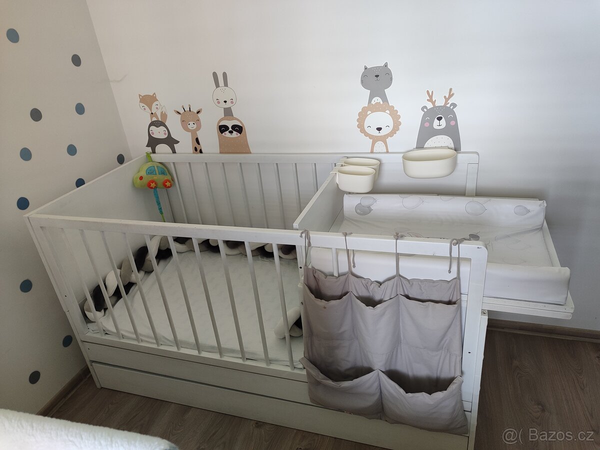 Dětská postýlka s přebalovacím pultem a příslušenstvím