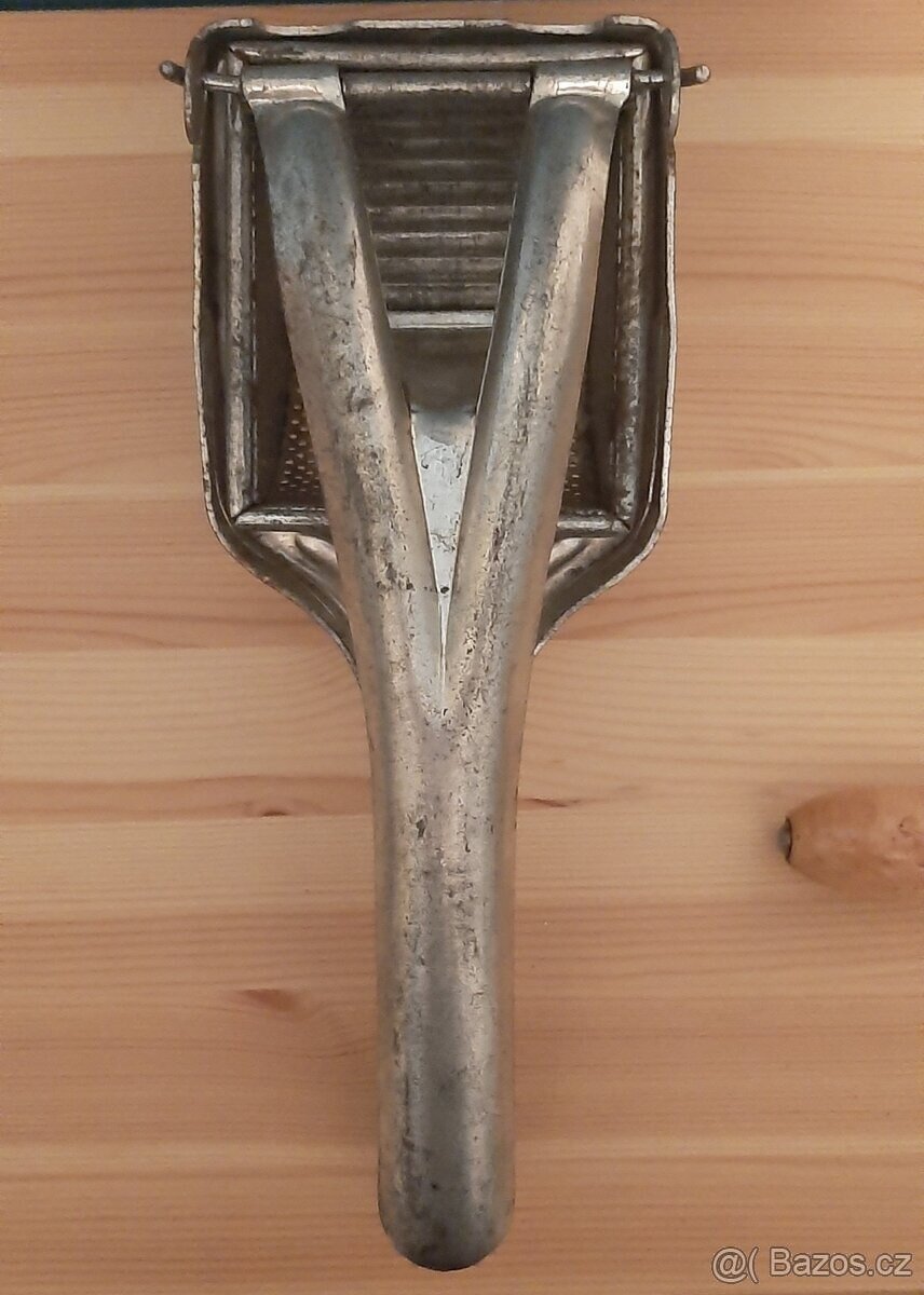 Staré retro lisy na brambory a mlynek na maso