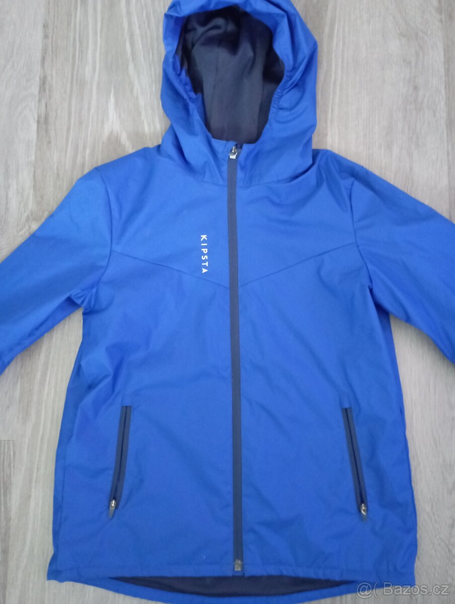 Dětská nepromokavá bunda Kipsta z Decathlonu