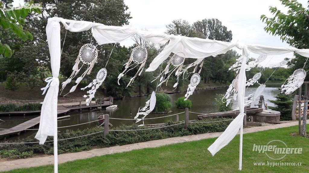 Svatební dekorace vázy svícny polštáře deky lucerny