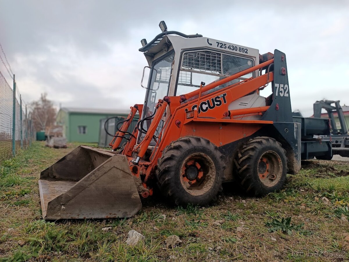 Smykový nakladač Locust 752