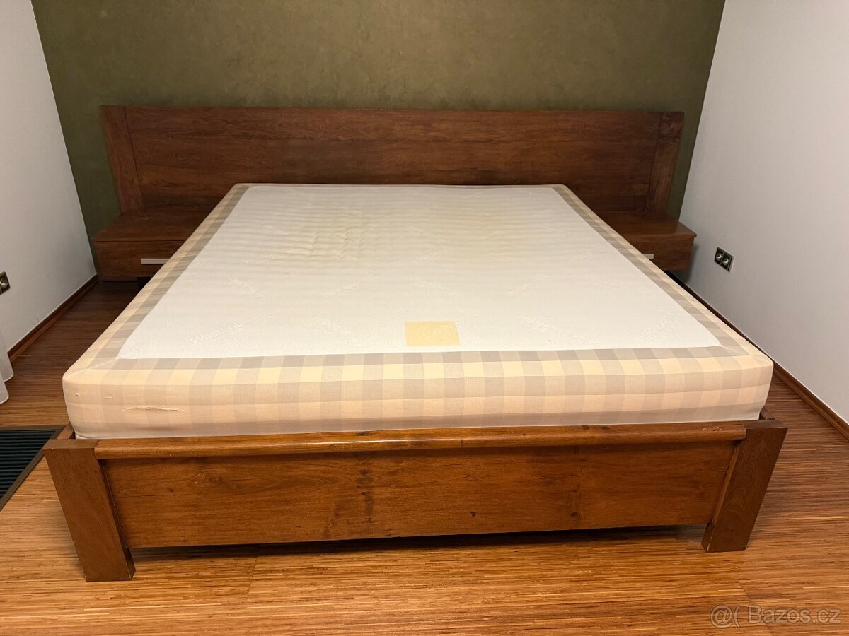 Teaková manželská postel s matrací Hastens