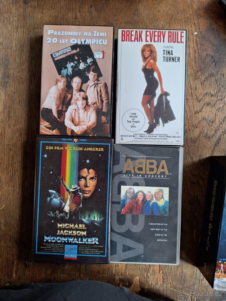VHS hudební kazety.