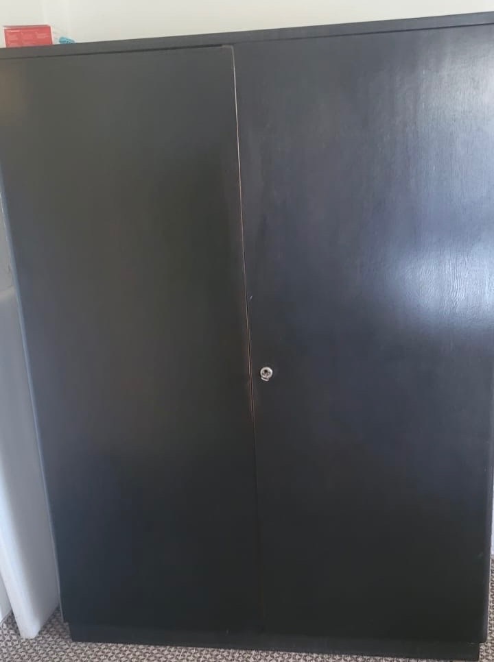 Halabala skrin tmave hneda satni skrin masiv tmavé hneda