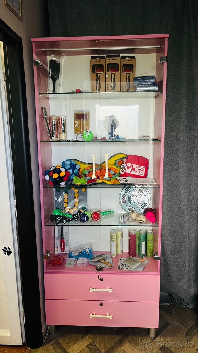 Vitrína do psího salonu/chovatelských potřeb