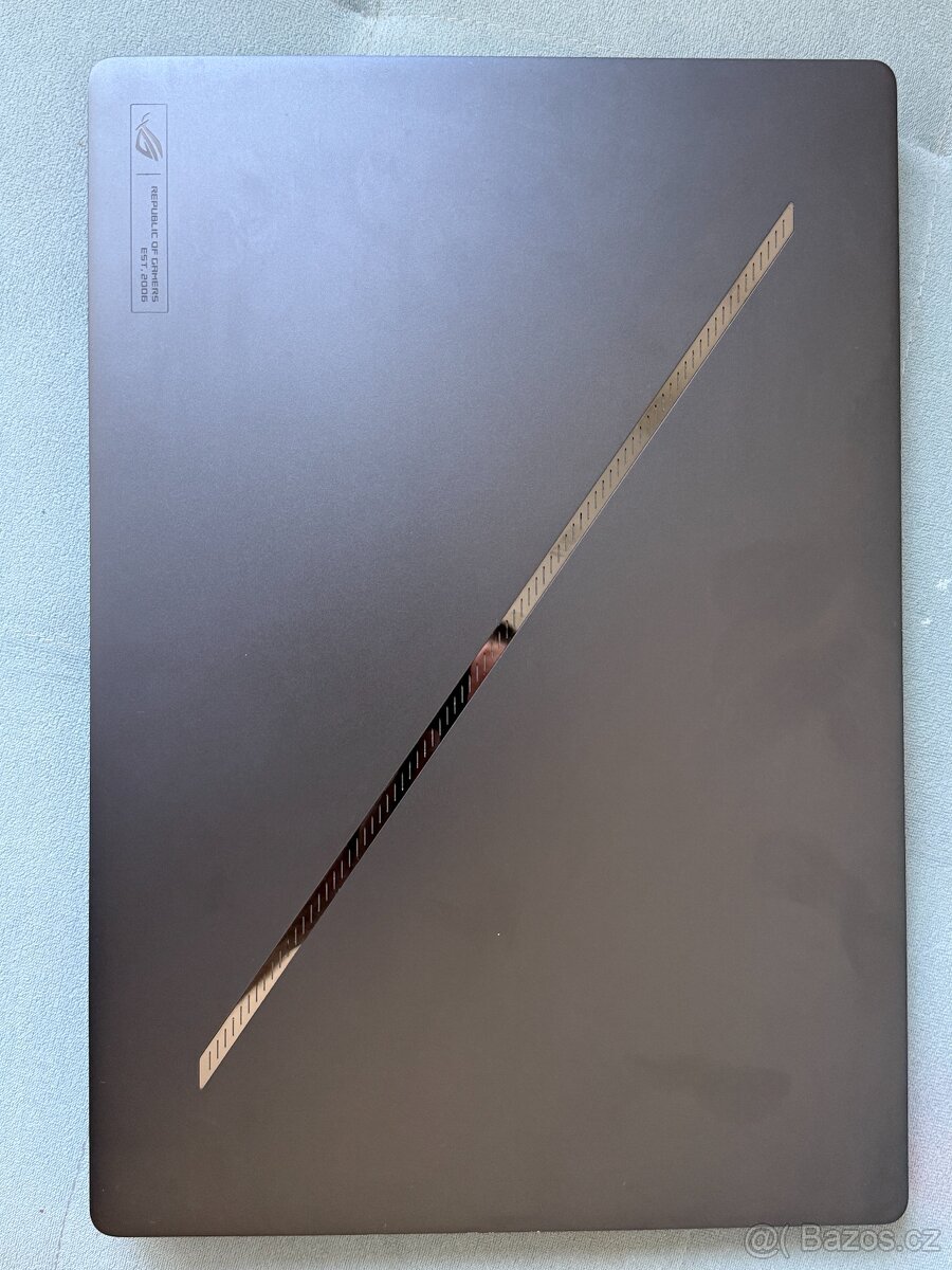 Prodám herní notebook ASUS typ:gu605mz-nebula026w šedá barva