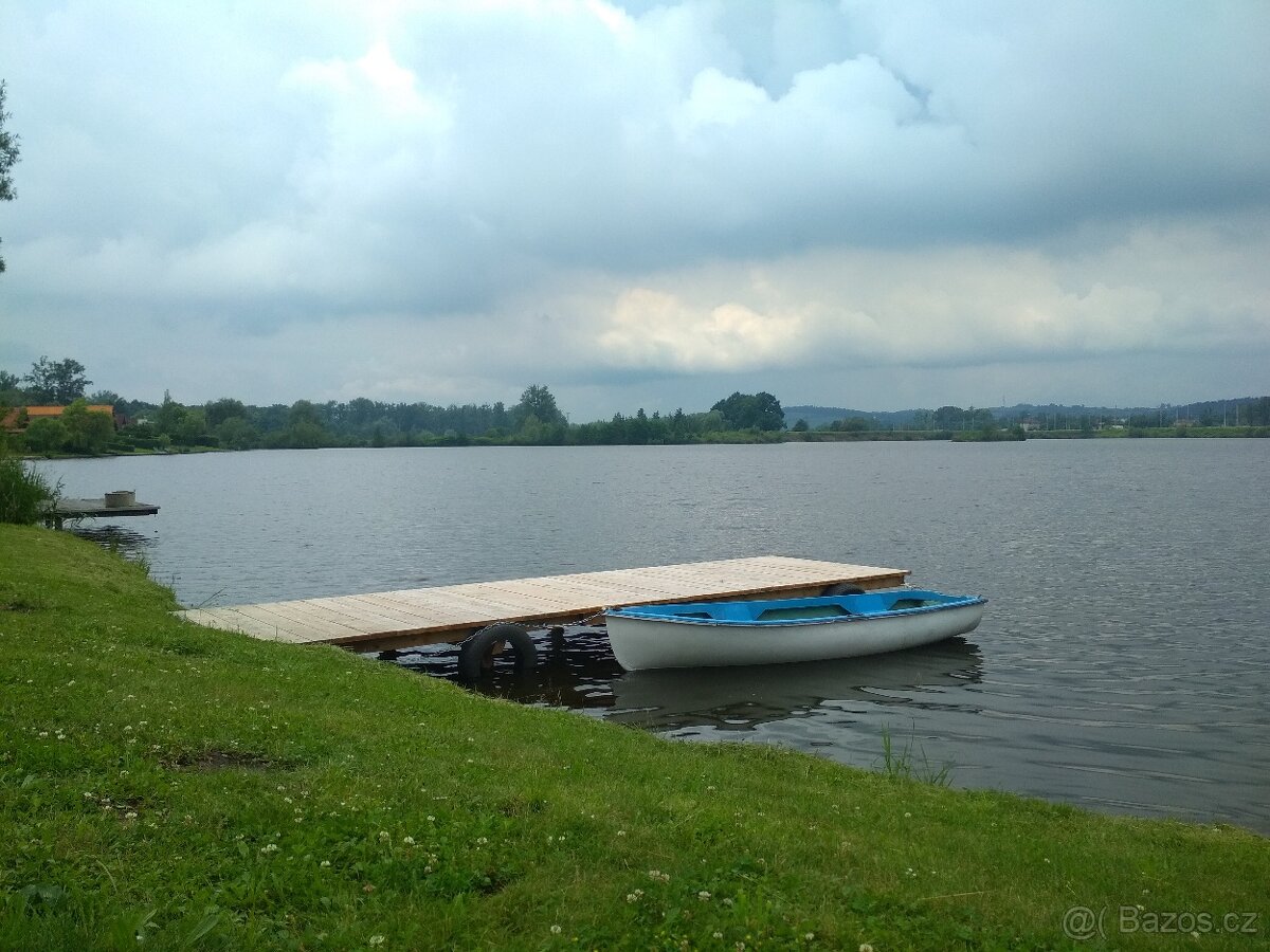 Ubytování u rybníka v chatě nebo karavanu