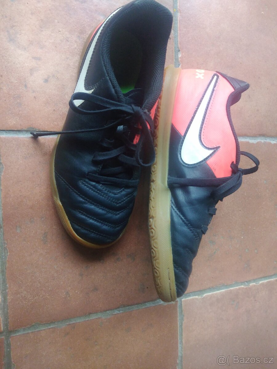 Sálové boty Nike 36