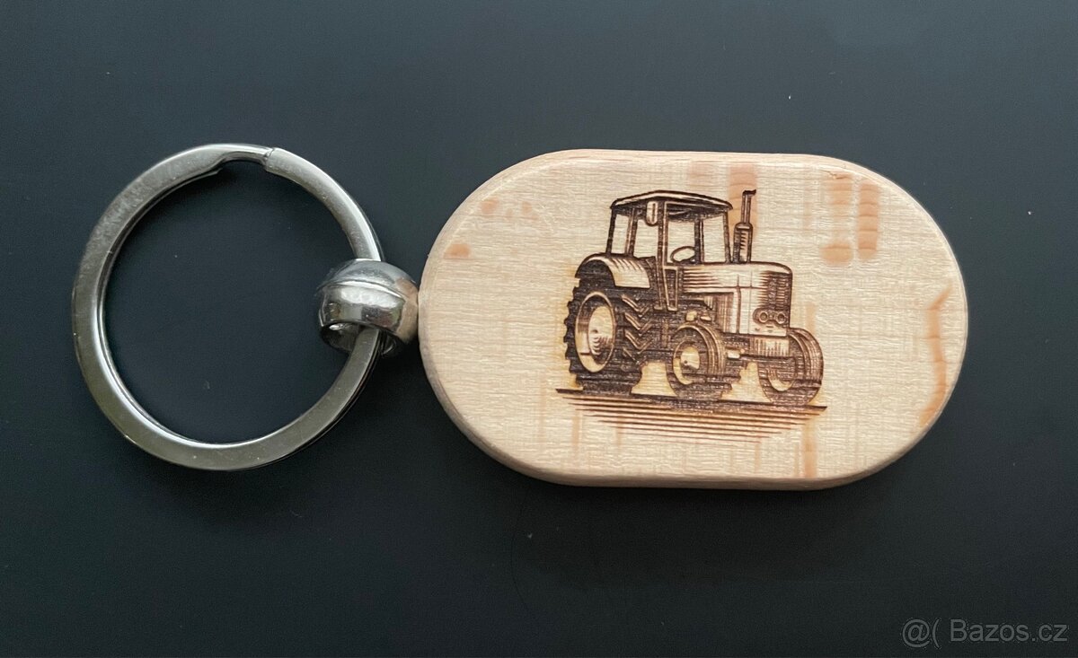 Dřevěná klíčenka traktor