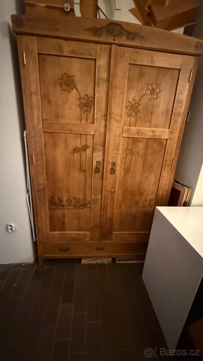 Selská šatní skříň