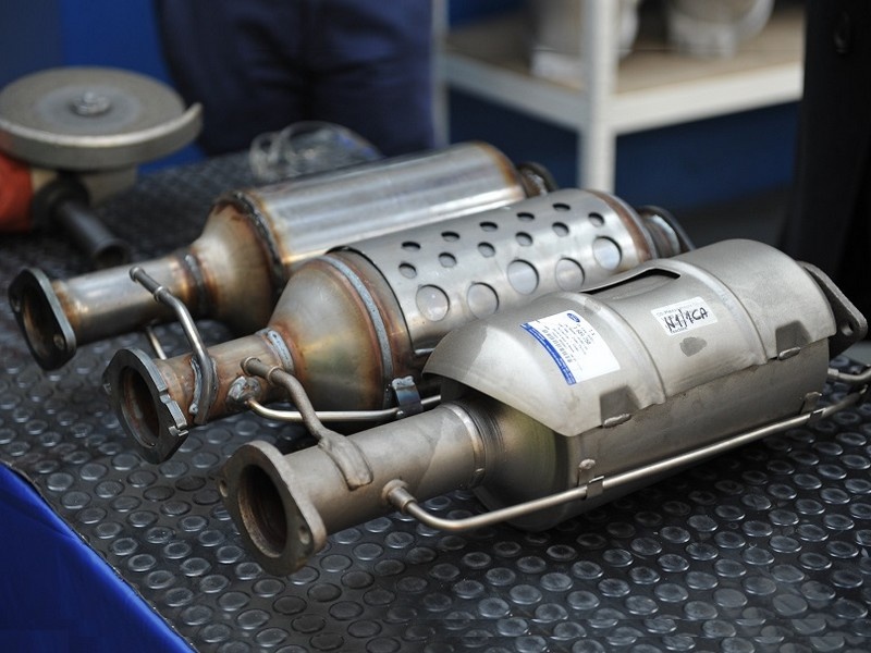 Čištění filtrů pevných částic a katalyzátorů